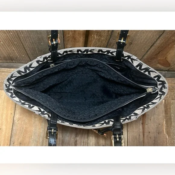 Michael Kors. 3 Piece Set: Jet Set Tote Bag with Free Dust Bag & Purse Scarf. - Picture 6 of 16